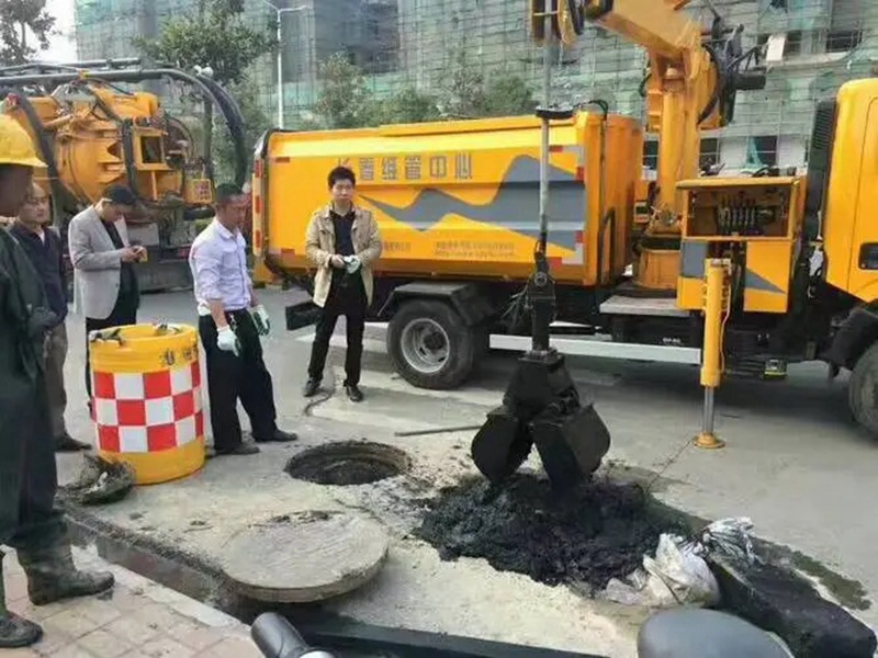 朝阳街道：网格员化身“清道夫”，为民解忧疏通“堵心”化粪池