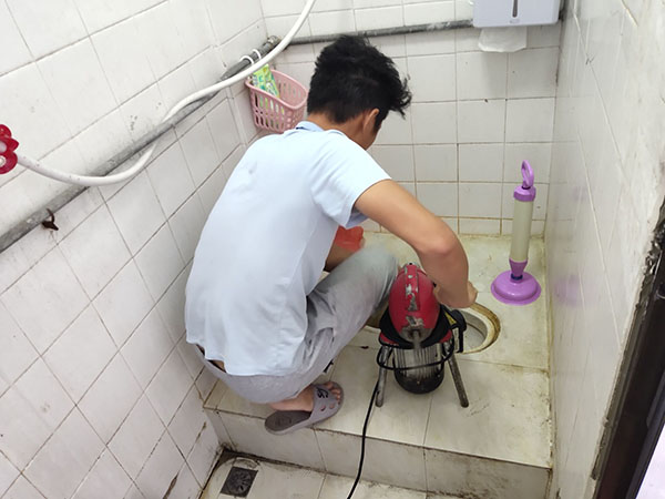 朝阳肥皂掉到马桶里把马桶堵住了怎么办？马桶堵住了怎么办